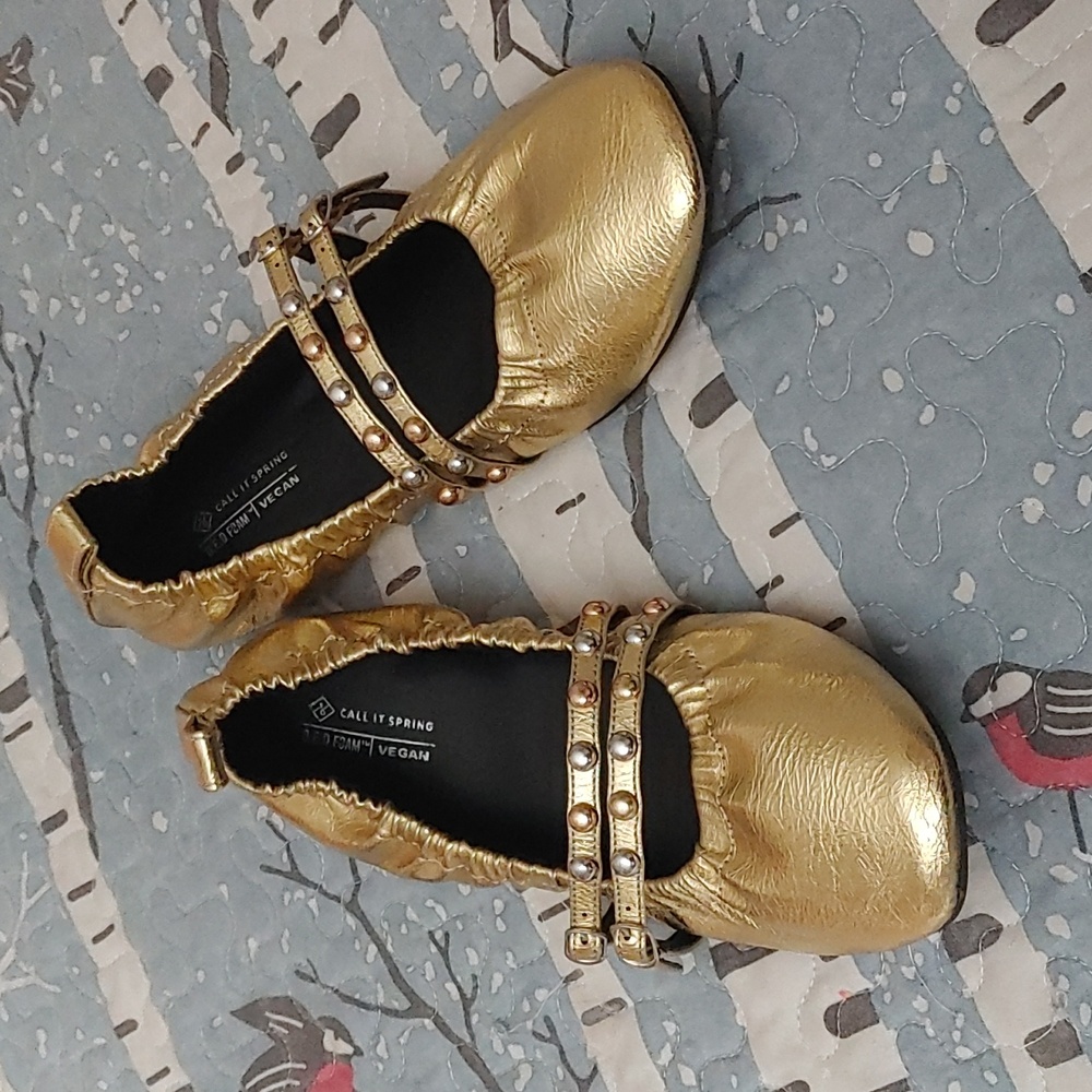 Gold dressy shoes